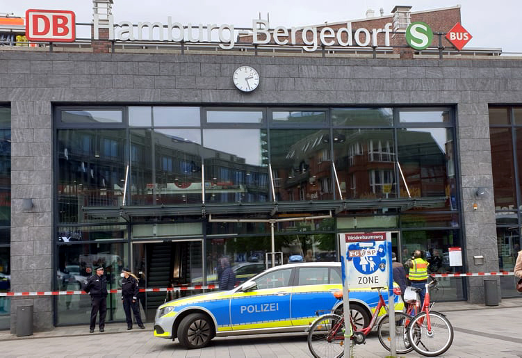 Bergedorf, Bus kracht durch Glas, Bahnhofshalle, S-Bahnhof, Bergedorf, hamburg, schwerer Unfall, Bergungsarbeiten, Nachrichten