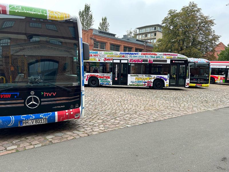 Schüler, Wettbewerb, vhh-Busse, farbig gestaltet, Design, farbenfrohe Linienbusse, Hamburgs Straßen, PaintBus, Wettbewerb, Mehr als nur Alster und Fischbrötchen