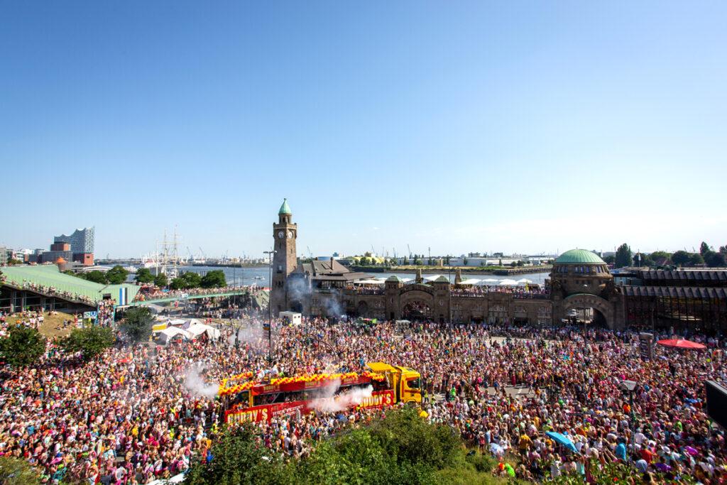 Schlagermove - Ein Festival der Liebe 2023 / Der Karneval des Nordens; Hamburg, 08. Juli 2023, Move, Landungsbrücken, Trucks