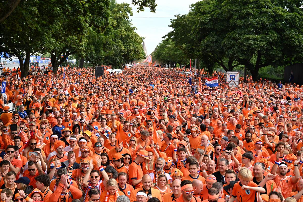 UEFA EURO 2024, Niederlande, Holland, Orange, Polen, Fußballspiel, Fussball, Hamburg, Fanparty, Fan-Walk