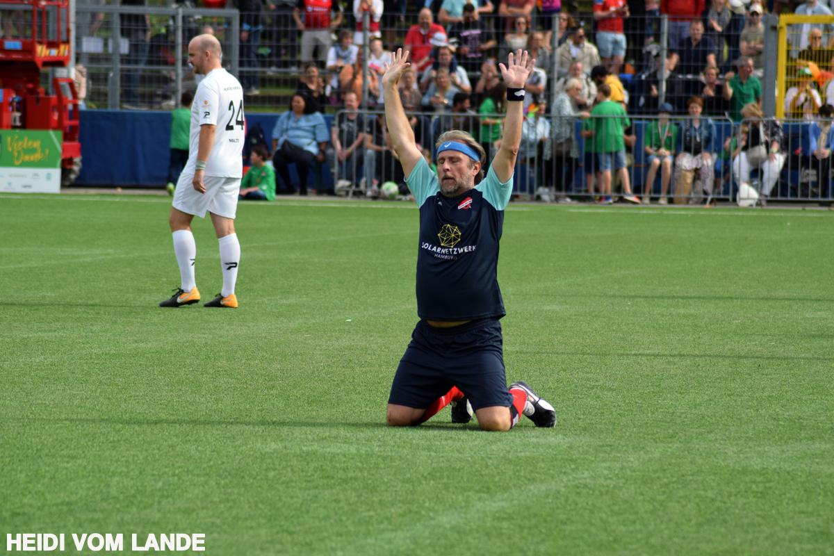 Kicken mit Herz, Prominente, Promis, UKE-Ärzte, Benefizspiel, Stadion Hoheluft,, Kinder Herz Medizin, Schauspieler, Bjarne Mädel