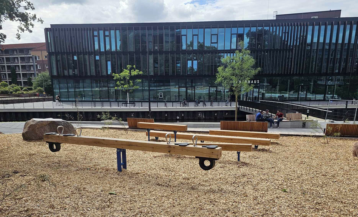 Bezirksamt Bergedorf, Spielfläche, Spielplatz, KörberHaus, Spielplatzgeräte, Bundesstraße 5, Gefahr, öffentlicher Spielplatz, Grünfläche