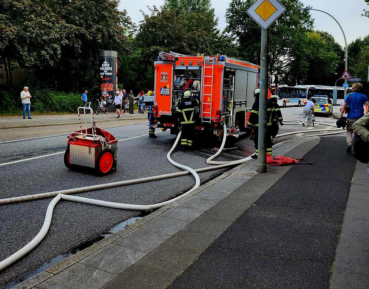 Brand, Großfeuer, Lagerhallenkomplex, Bootshalle, Am hohen Stege, Bergedorf, Bezirk Bergedorf, Feuerwehr Hamburg