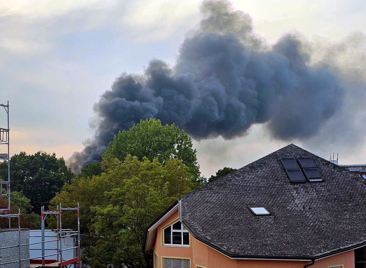 Brand, Großfeuer, Lagerhallenkomplex, Bootshalle, Am hohen Stege, Bergedorf, Bezirk Bergedorf,  Feuerwehr Hamburg