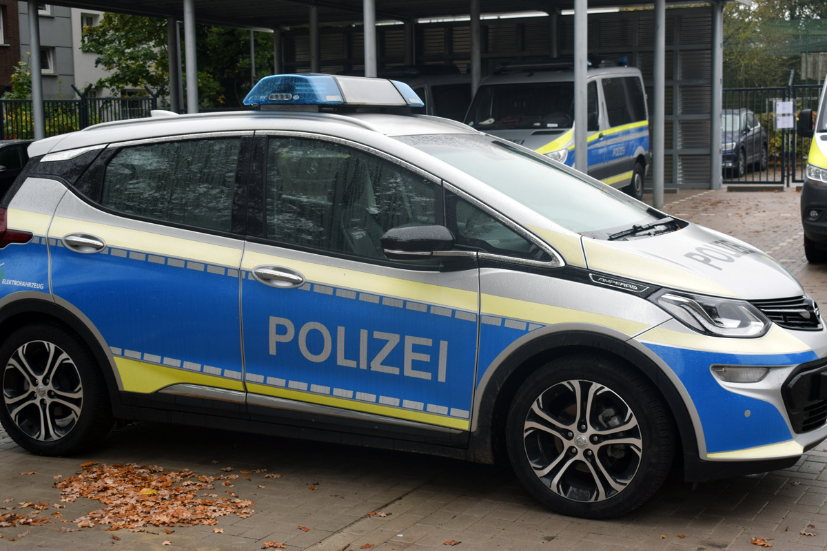 Polizei, Allermöhe, Bezirk Bergedorf, Hamburg, Messerangreifer, Messerangriff, Streit eskaliert, mit Auto angefahren