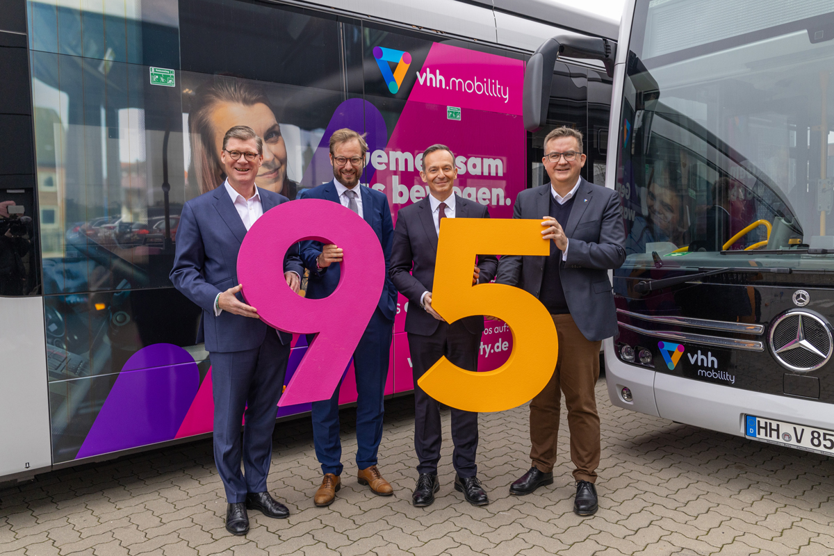 Bundesverkehrsminister Wissing, Verkehrsbetriebe Hamburg-Holstein, Anjes Tjarks, emissionsfreie Mobilität, Deutschlands drittgrößte kommunale Busbetreiberin, vhh.mobility, 95 neue E-Busse, Bergedorf, Übergabe, Hamburg, Bezirk Bergedorf