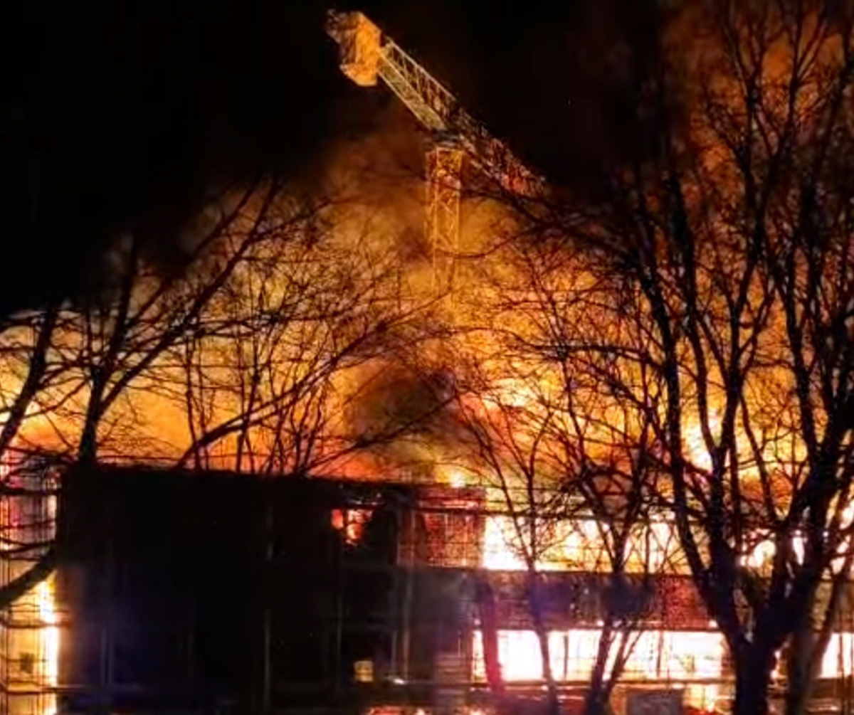 Feuer, Mendelstraße, Baustelle, 12 Millionen Euro Neubau, Holz, Feuerwehr Hamburg, Lohbrügge, Bergedorf, Bezirk Bergedorf, Löscharbeiten