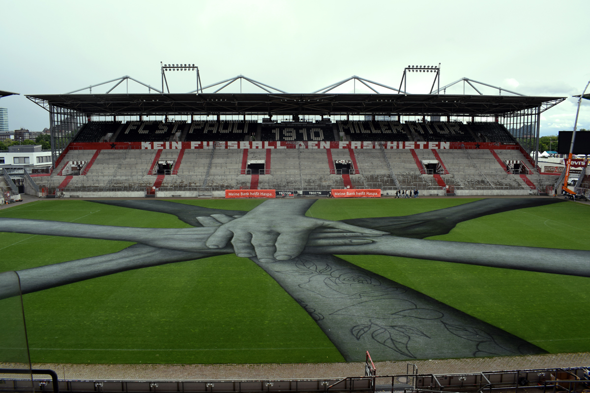 1. FC St. Pauli, Bundesliga, Millerntor, Stadion, Hamburg, Heiliger Rasen, Kunstleinwand, Fußballrasen,  Viva con Agua, Millerntor Gallery, Symbol, Künstler Saype, Land-Art-Gemälde, Kunstwerk