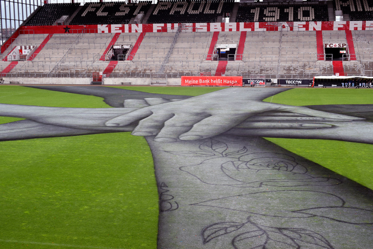 1. FC St. Pauli, Bundesliga, Millerntor, Stadion, Hamburg, Heiliger Rasen, Kunstleinwand, Fußballrasen, Viva con Agua, Millerntor Gallery, Symbol, Künstler Saype, Land-Art-Gemälde, Kunstwerk
