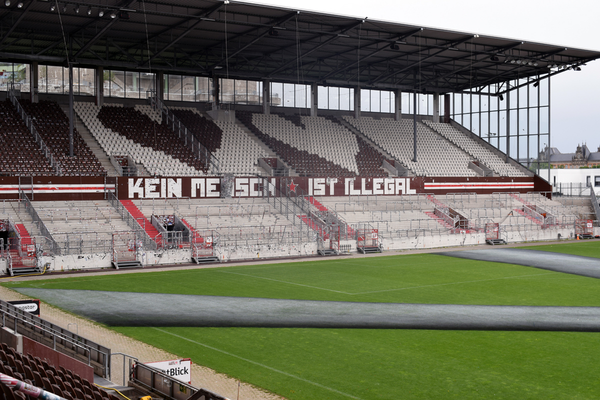 1. FC St. Pauli, Bundesliga, Millerntor, Stadion, Hamburg, Heiliger Rasen, Kunstleinwand, Fußballrasen, Viva con Agua, Millerntor Gallery, Symbol, Künstler Saype, Land-Art-Gemälde, Kunstwerk
