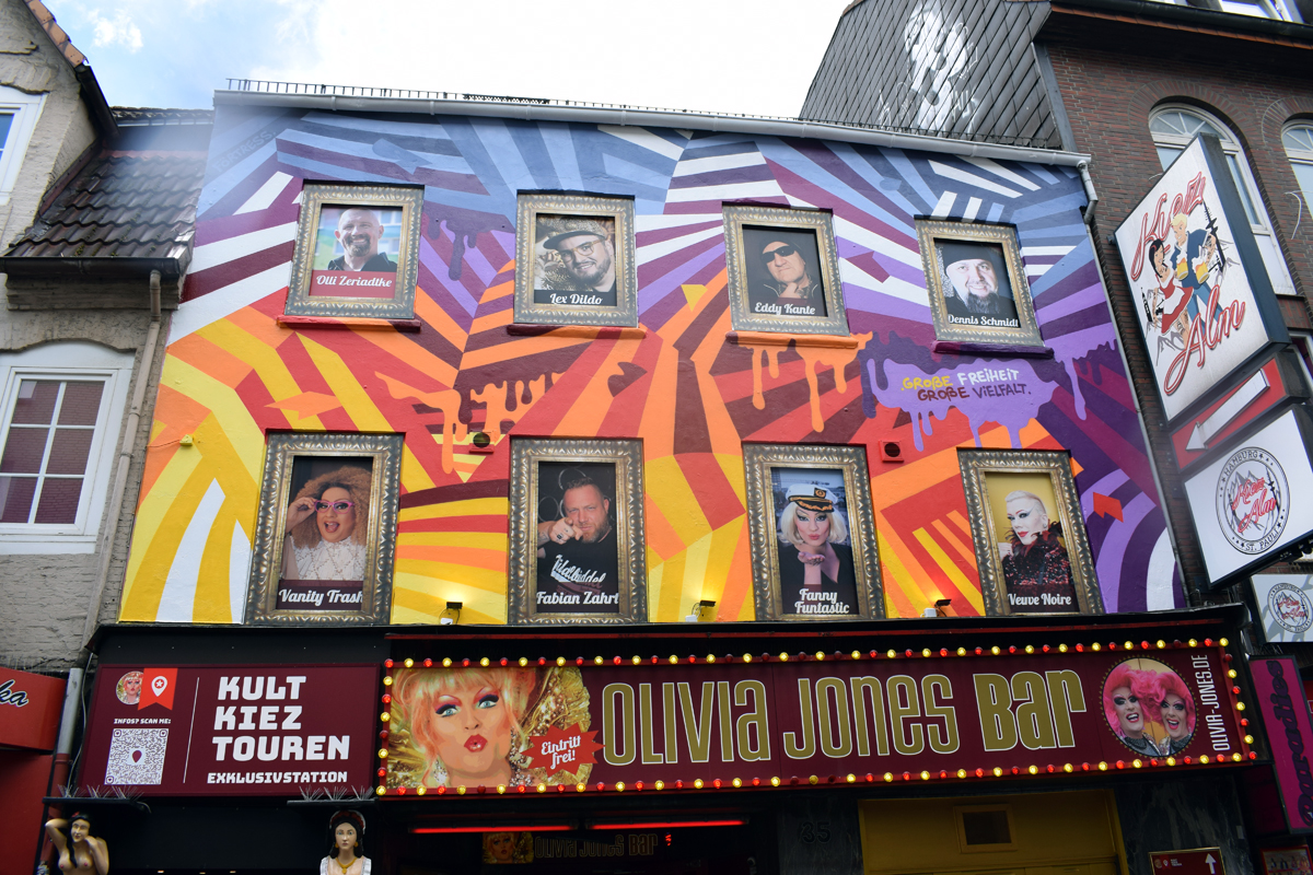 Olivia Jones Bar, Streetart-Kunstwerk, Starkes Zeichen, Kultur, Kunstinstallation, Vielfalt, Gemeinschaft, offene Gesellschaft, Familie, Große Freiheit, Kiez, Reeperbahn, Hamburg, Kultkieztouren, Millerntor Gallery, Viva con Agua ARTS, BIP Reeperbahn+