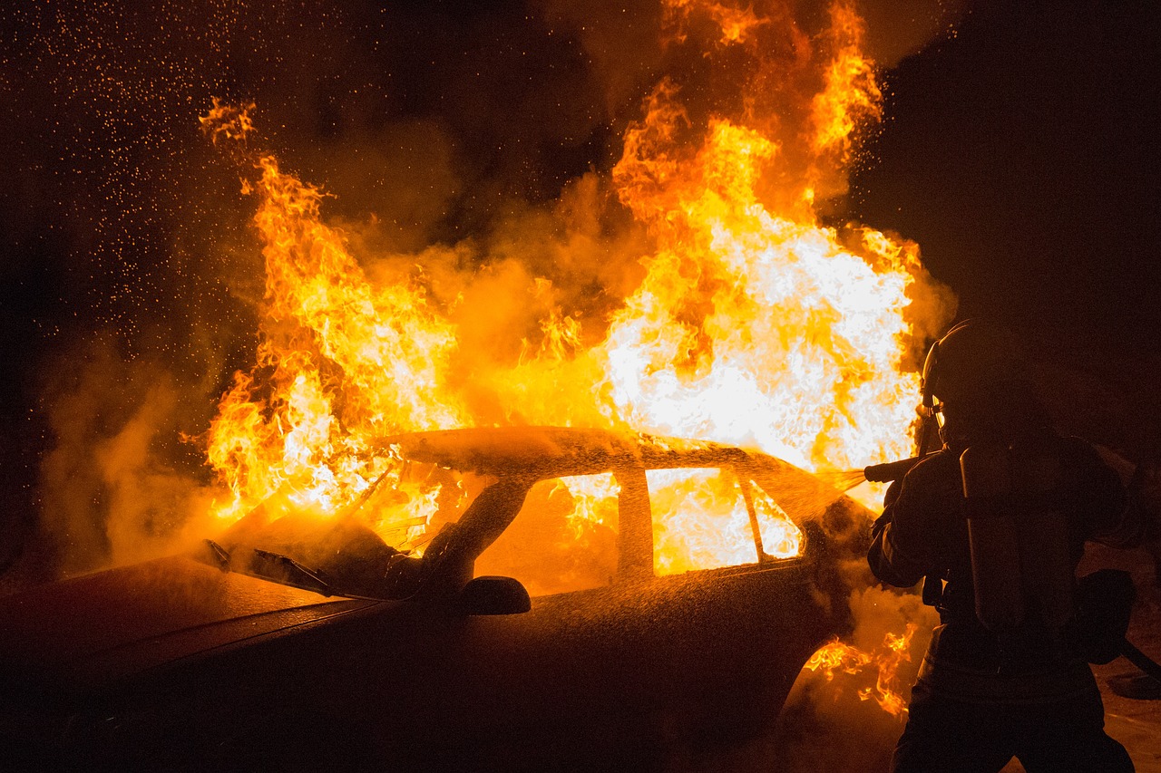 Feuer, 19-Jähriger, Autofahrer, frontal gegen Baum, Tod, Flammen, Geesthacht, Unfall, Polizei