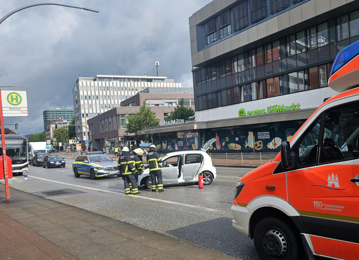 Unfall, Zusammenstoß, Crash, B5, Mohnhof, Stau, Vollsperrung, Pkw, Krankentransporter, Bezirk Bergedorf, Innenstadt, Bergedorf, Hamburg, Polizei, Zeugenaufruf