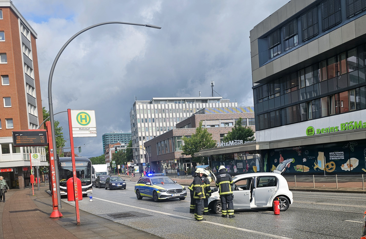 Unfall, Zusammenstoß, Crash, B5, Mohnhof, Stau, Vollsperrung, Pkw, Krankentransporter, Bezirk Bergedorf, Innenstadt, Bergedorf, Hamburg, Polizei, Zeugenaufruf