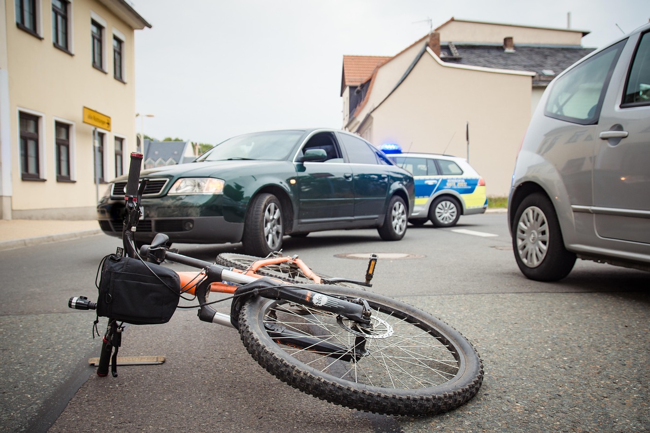 Geesthacht, Fahrrad, Unfall, Pkw, Kreisverkehr, Zusammenstoß, gefährliche Verletzung, Polizei