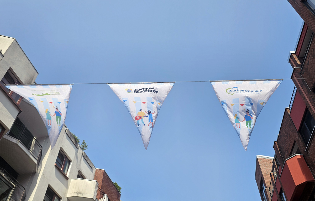 Wimpel-Installation, BID Alte Holstenstraße, Vereine, Bergedorf zeigt Flagge, Engagement, 750 Jahre Marktrecht-Jubiläum, Bezirk Bergedorf, Hamburg