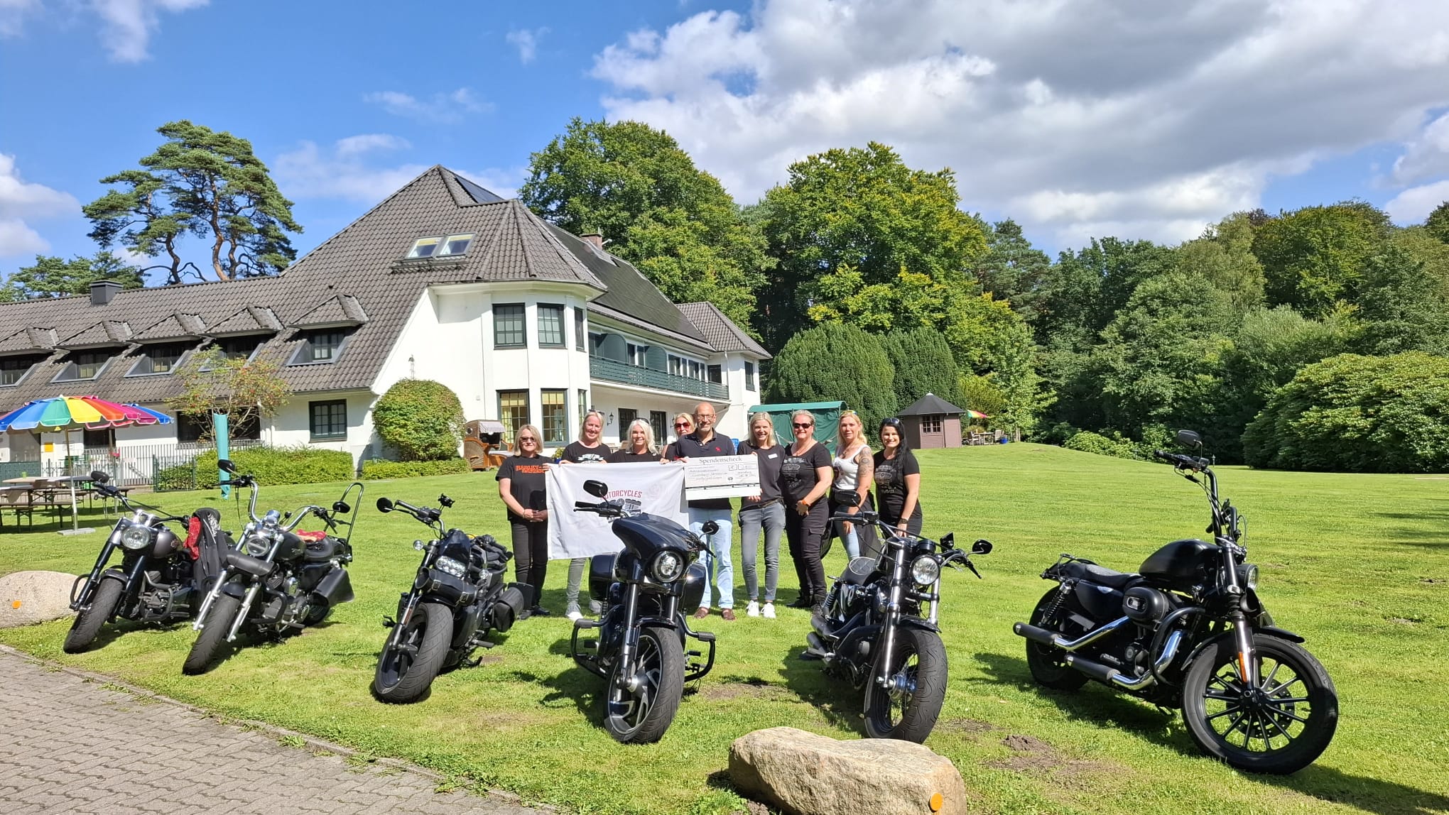 Harley Girls Europe, Bikerinnen, Hospiz Sternenbrücke, schöne Aktion, Spendenübergabe, Scheck überreichen, Motorräder, Frauen, schwerkranke Kinder und Jugendliche, Nachrichten, Hamburg