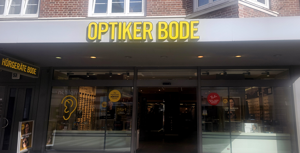 Optiker Bode, Filiale Bergedorf, gelbe Blinkie-Bären, dunkle Jahreszeit, Herbst, Winter, Straßenverkehr, Kinder, Sichtbarkeit