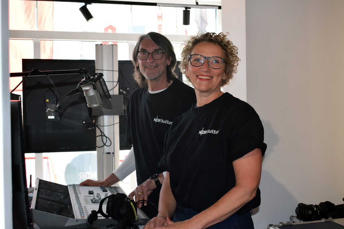 Julia Westlake, Fernsehmoderatorin, Jörg Hancke, Techniker, NDR, Pop-up Studio, Bergedorf, Live-Sendung, NDR Kultur, Der Nachmittag, Hamburg
