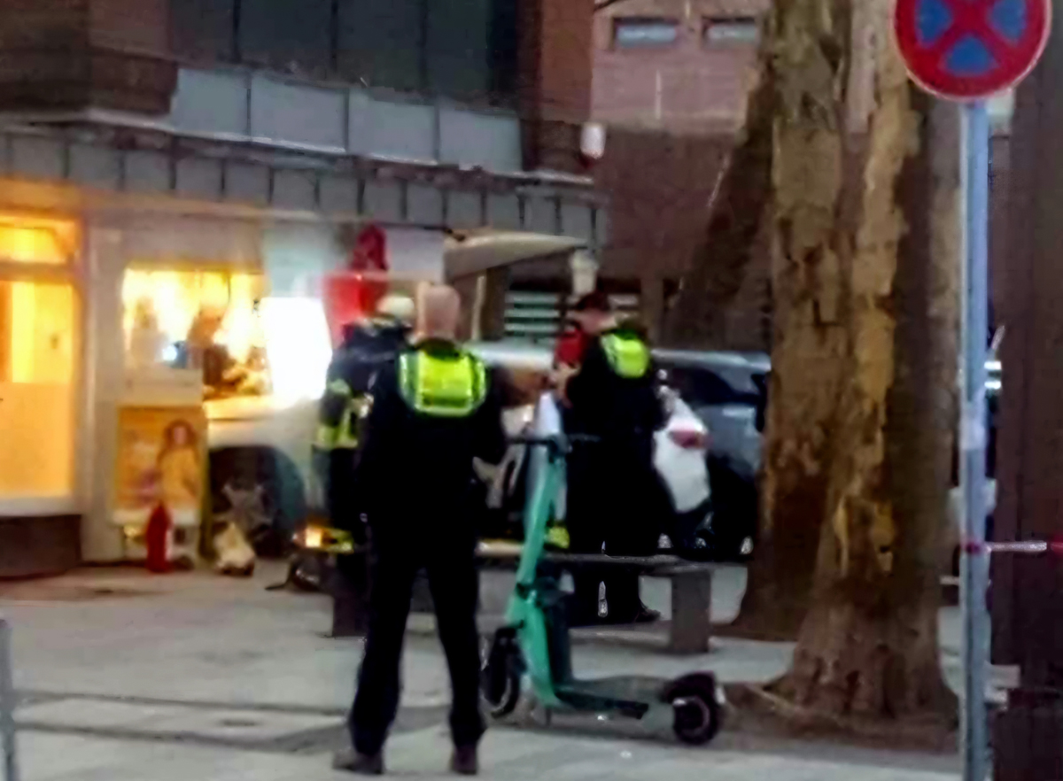 Auto, Pkw, Apotheke Bergedorf, Schaufenster, Bahnhof, Weidenbaumsweg, Verkehrsunfall, Hamburg