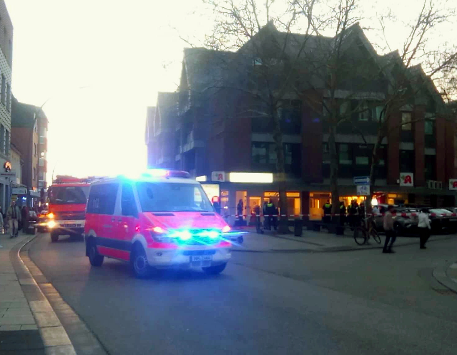 Auto, Pkw, Apotheke Bergedorf, Schaufenster, Bahnhof, Weidenbaumsweg, Verkehrsunfall, Hamburg