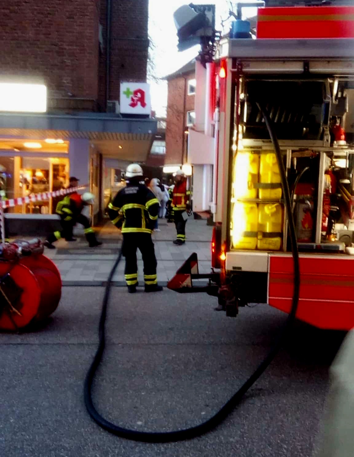 Auto, Pkw, Apotheke Bergedorf, Schaufenster, Bahnhof, Weidenbaumsweg, Verkehrsunfall, Hamburg