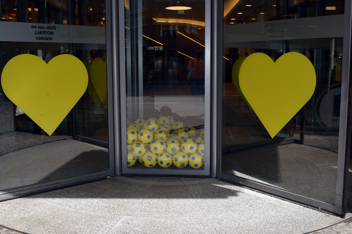Marktkauf-Center-Bergedorf, EDEKA, Einkaufen, Einkaufscenter, WM, Fußball, Weltmeisterschaft, Fan-Artikel, Fanshop, Bergedorf, Lohbrügge