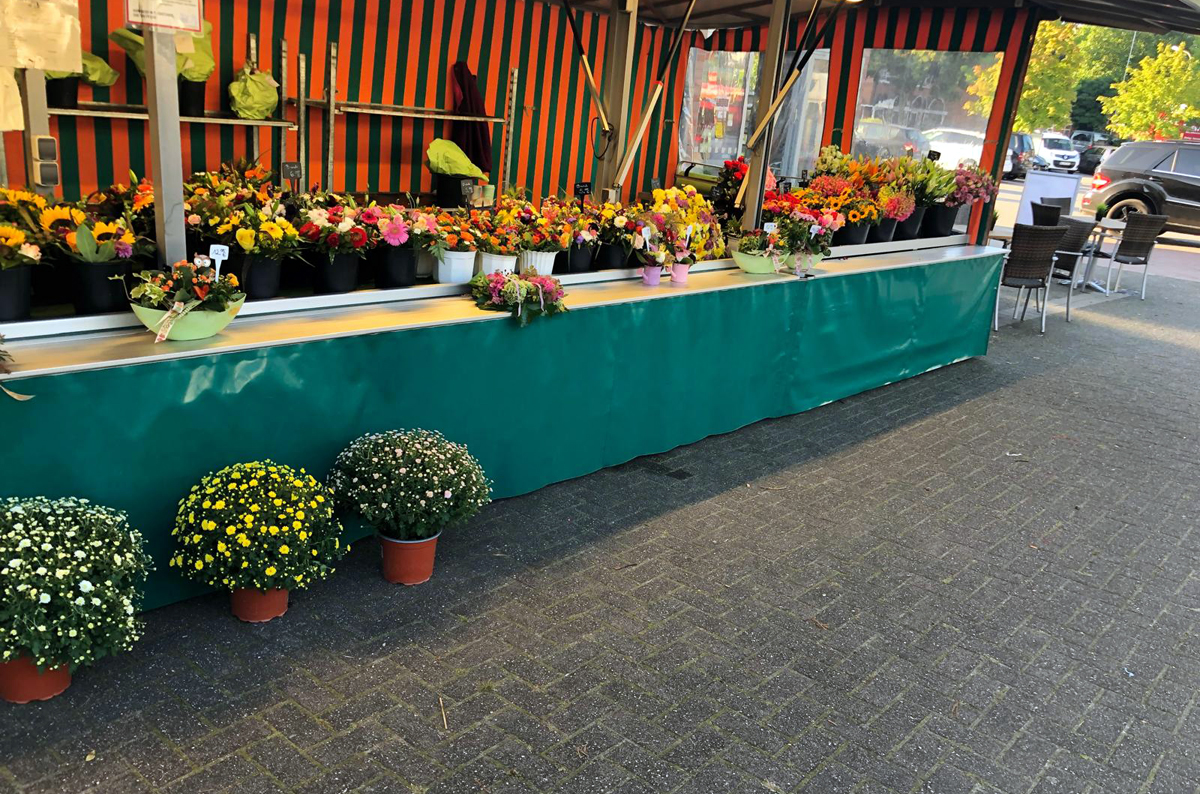 Conny von Hacht, Blumenhändlerin, Edith-Stein-Platz, Neuallermöhe, Wochenmarkt, Bezirk Bergedorf