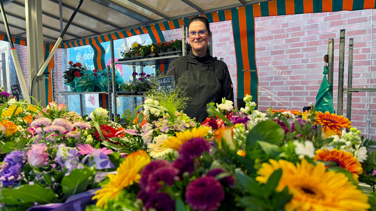 Conny von Hacht, Blumenhändlerin, Edith-Stein-Platz, Neuallermöhe, Wochenmarkt, Bezirk Bergedorf
