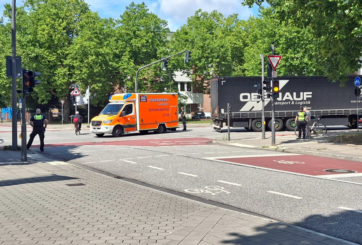 Verkehrsunfall, Radfahrer, LKW, Bergedorf, Kurt-A.-Körber-Chaussee, Abbiegeunfall, Polizei