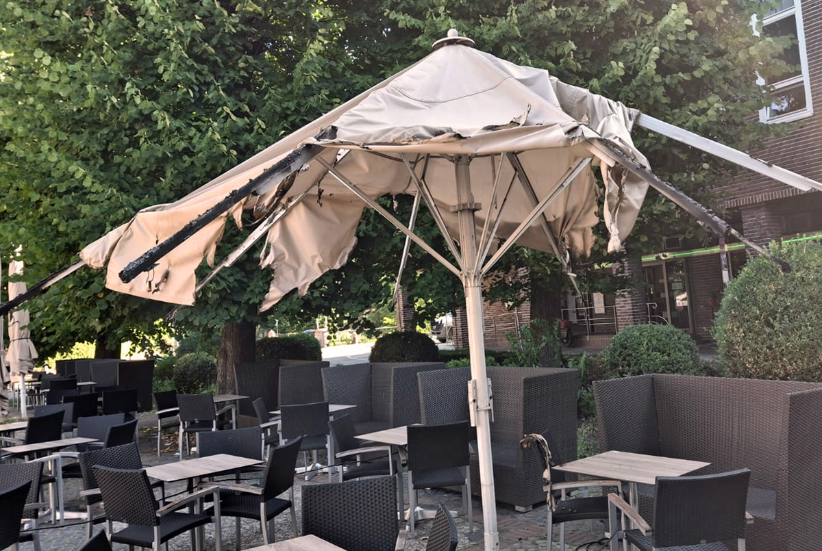 Feuer, Sonnenschirm, Innenstadt, Bergedorf, Café Greco, Brand