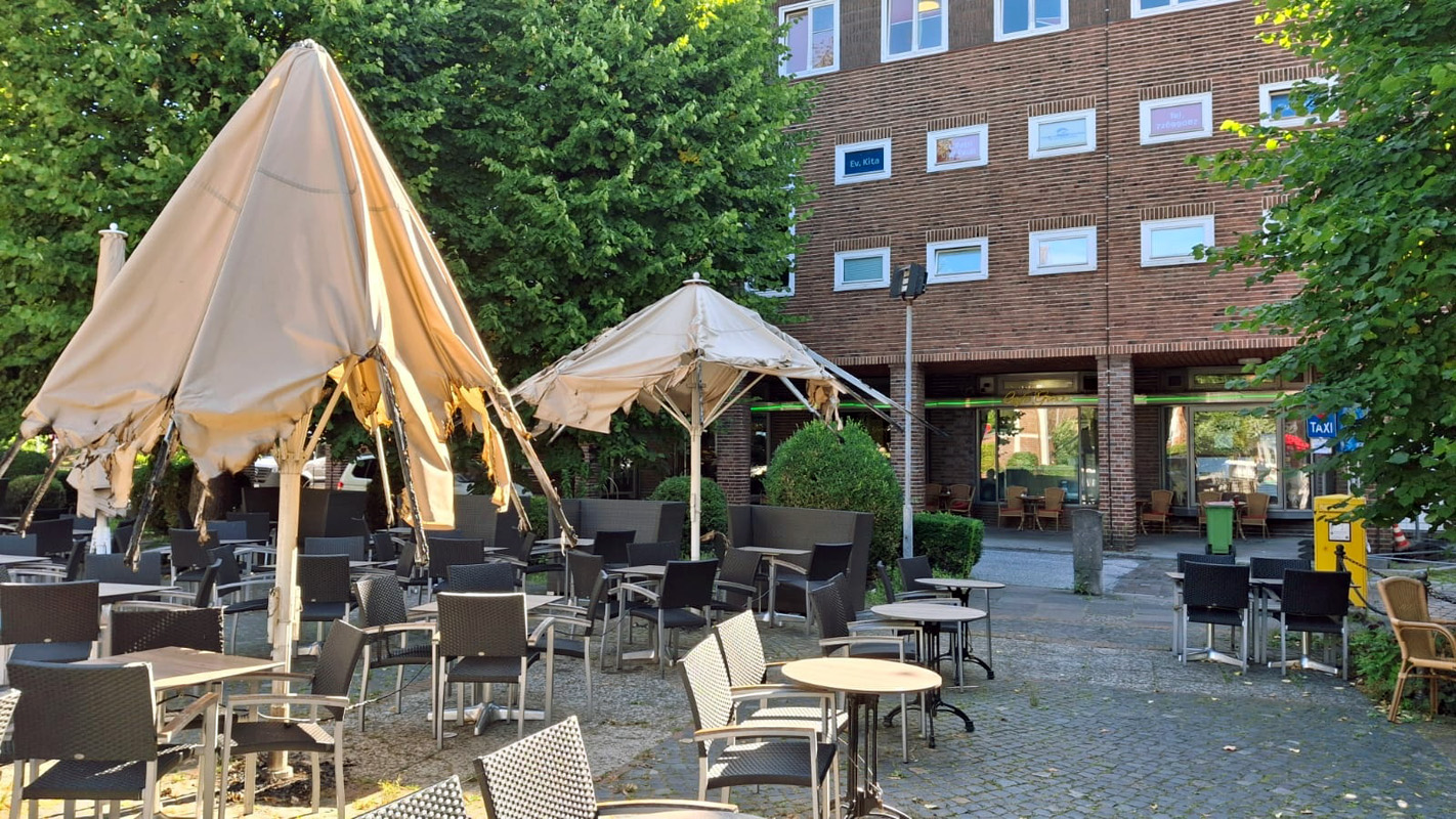 Feuer, Sonnenschirm, Innenstadt, Bergedorf, Café Greco, Brand