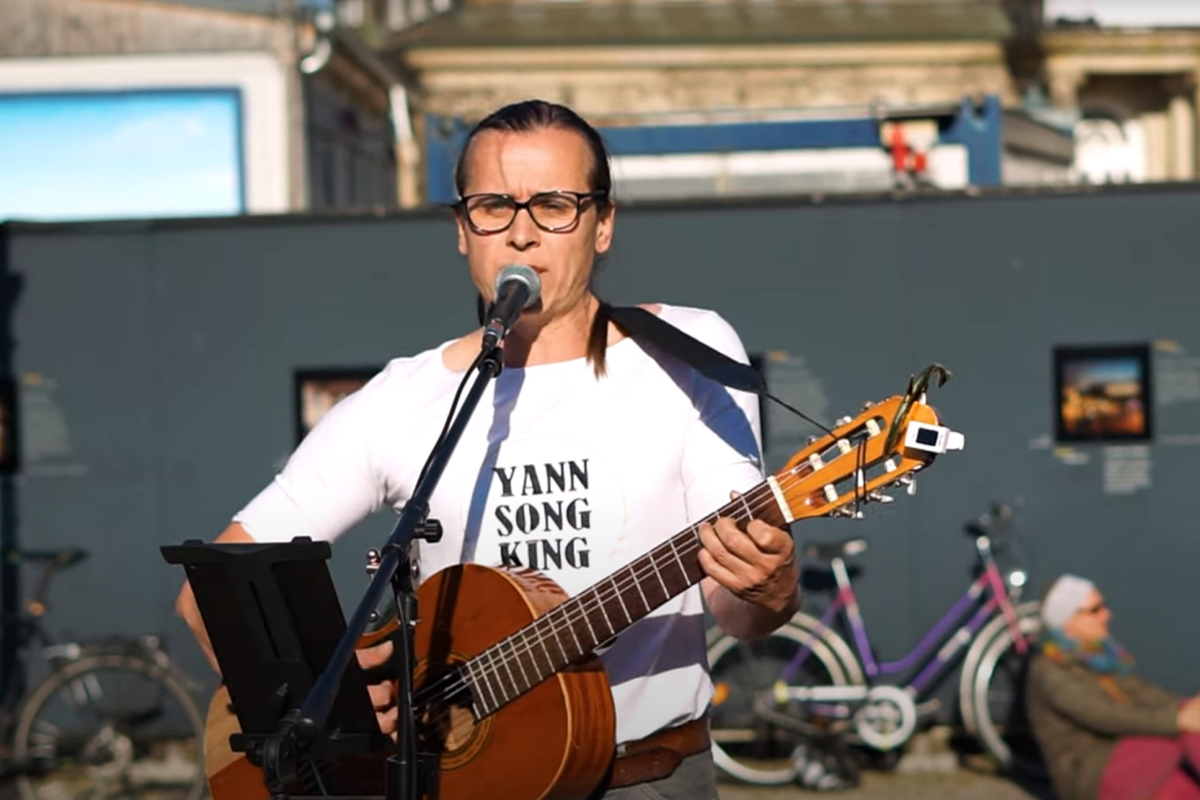Schwurblerkönig, Yann Sonn King, Rechtsrock, Dresden, Alleinunterhalter, Coronaleugner-Szene, Café Chrysander, Konzert, Bergedorf